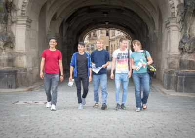 Vier Männer und eine Frau machen einen Stadtspaziergang beim Georgentor am Residenzschloss Dresden